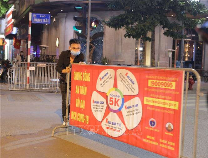 Bảng tuyên truyền thông điệp 5k được để ở tất cả các lối vào tuyến phố đi bộ. Ảnh: Hoàng Hiếu - TTXVN