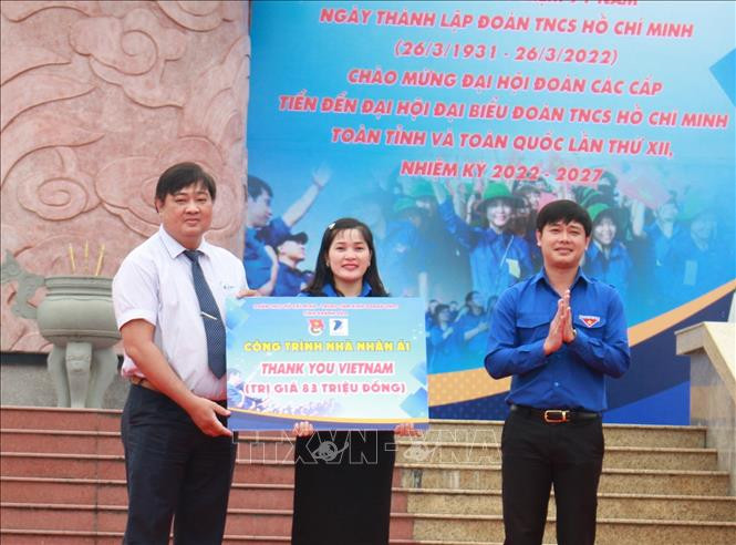 Đại diện Huyện đoàn Diên Khánh nhận tượng trưng công trình "Nhà nhân ái" do Đoàn thanh niên Trung tâm kinh doanh VNPT tỉnh Khánh Hòa trao tặng. Ảnh: Phan Sáu - TTXVN 