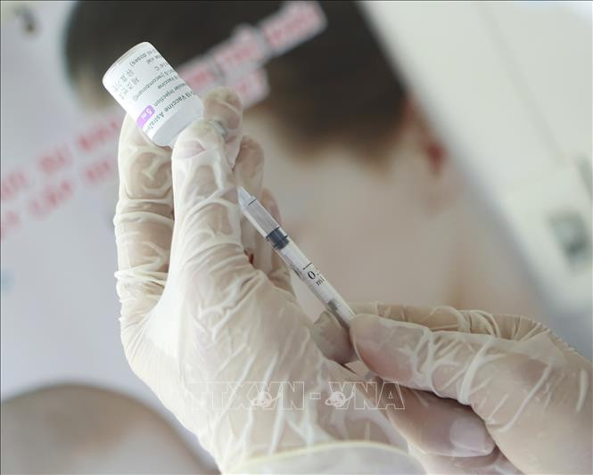 Tiêm vaccine phòng COVID-19 để phòng bệnh. Ảnh: Hoàng Hùng – TTXVN 
