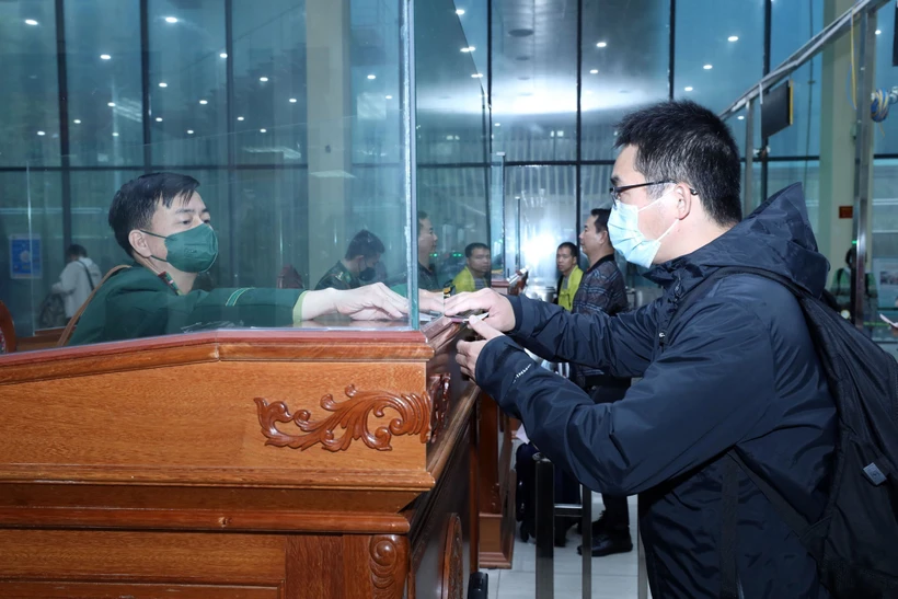 Đoàn khách du lịch Trung Quốc làm các thủ tục nhập cảnh vào Việt Nam qua Cửa khẩu quốc tế Hữu Nghị. Ảnh: Anh Tuấn – TTXVN 