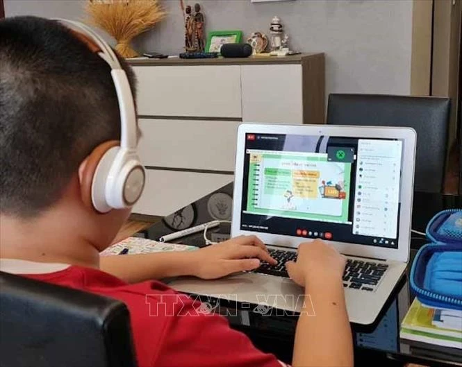 Học sinh tựu trường và bắt đầu học trực tuyến. Ảnh: Thanh Tùng - TTXVN 