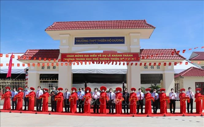 Đại biểu cắt băng khánh thành Trường THPT Thiên Hộ Dương. Ảnh: Đức Hạnh - TTXVN 