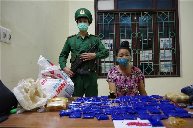 Đối tượng Lò Thị Thanh và tang vật vụ án. Ảnh: TTXVN phát