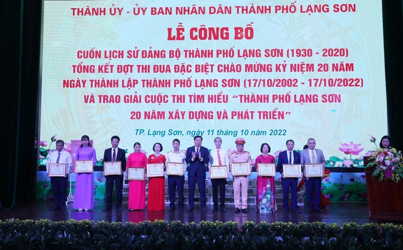 Tặng bằng khen cho các tập thể và cá nhân có thành tích xuất sắc trong công tác và phong trào thi đua đặc biệt Kỷ niệm 20 năm ngày thành lập thành phố Lạng Sơn. Ảnh: Anh Tuấn – TTXVN 