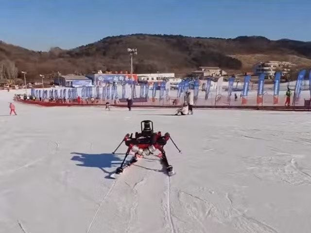 Các nhà nghiên cứu Trung Quốc vừa cho ra mắt một robot 6 chân có khả năng trượt tuyết như một vận động viên. Ảnh: ECNS 