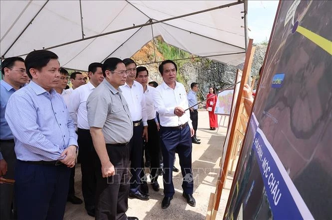 Thủ tướng Phạm Minh Chính kiểm tra điểm cuối tuyến đường cao tốc Hoà Bình-Mộc Châu (xã Phiêng Luông, huyện Mộc Châu. Ảnh: Dương Giang-TTXVN 
