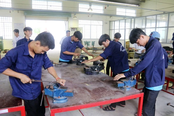 Đào tạo nghề tại Trường Trung cấp nghề Dân tộc nội trú tỉnh Kiên Giang. Ảnh: Lê Huy Hải-TTXVN 