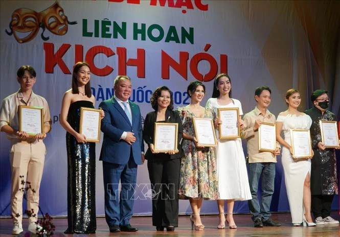 Trao huy chương Đồng cho các diễn viên tại Liên hoan. Ảnh: Thu Hương - TTXVN 