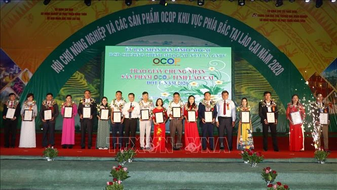Trao giấy chứng nhận sản phẩm OCOP tỉnh Lào Cai đợt 1 năm 2020. Ảnh: Quốc Khánh - TTXVN