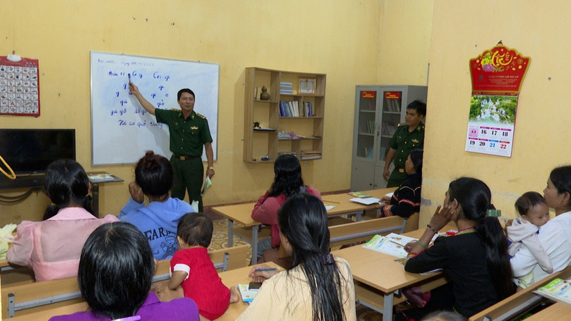Lớp học xóa mù do Đồn Biên phòng Ia Lốp mở dạy chữ cho bà con thiểu số Jrai ở Cụm dân cư Suối Khôn (Gia Lai). Ảnh: TTXVN phát