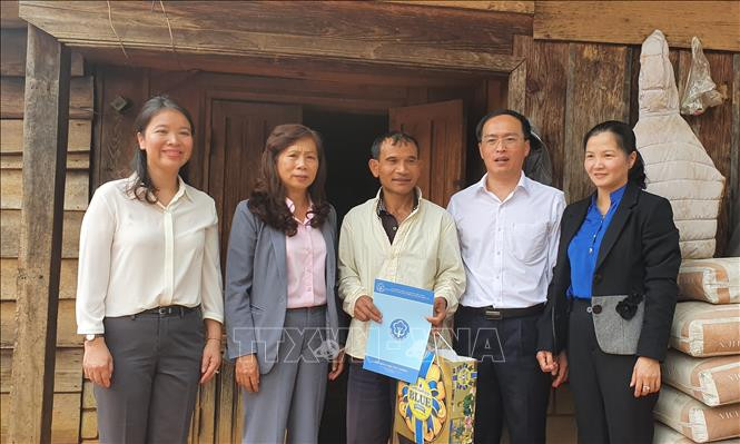Lãnh đạo Ban Dân vận, Tỉnh ủy Lâm Đồng cũng đến thăm tặng quà và trao tận tay 3 hộ nghèo có hoàn cảnh khó khăn thẻ bảo hiểm y tế. Ảnh: Đặng Tuấn - TTXVN