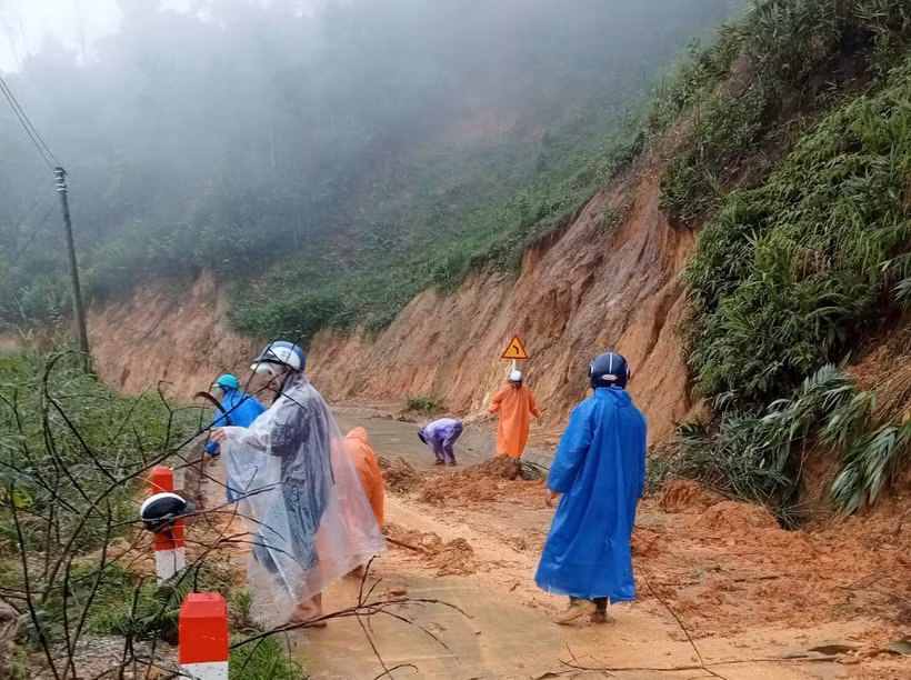 Mưa lớn gây sạt lở nhiều nơi ở huyện miền núi Nam Trà My, Quảng Nam