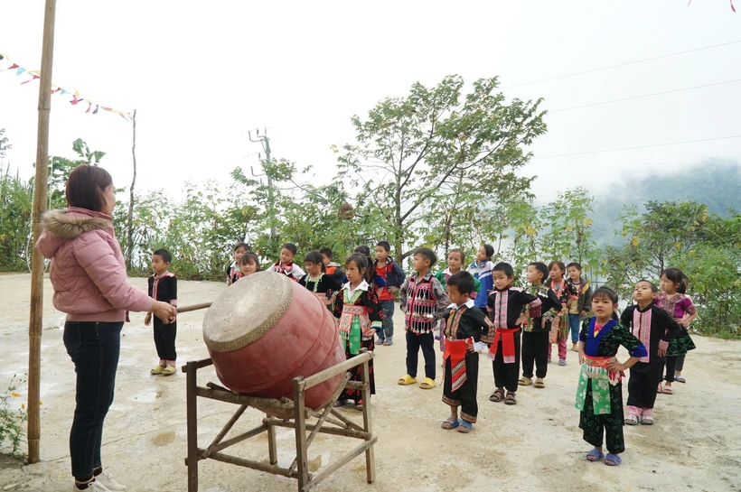Giờ học thể dục tại điểm trường Huồi Cọ, trường Tiểu học Nhôn Mai, huyện Tương Dương. Ảnh: Bích Huệ - TTXVN 
