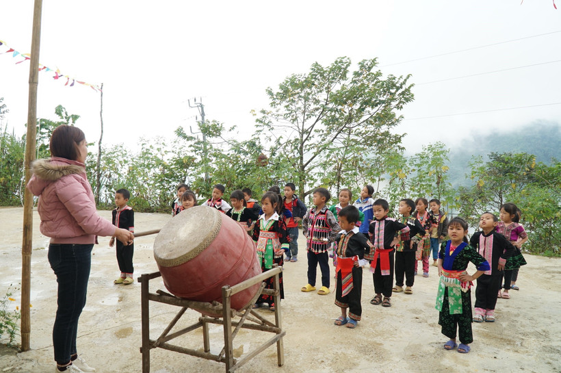 Giờ học thể dục tại điểm trường Huồi Cọ, trường Tiểu học Nhôn Mai, huyện Tương Dương. Ảnh: Bích Huệ - TTXVN 