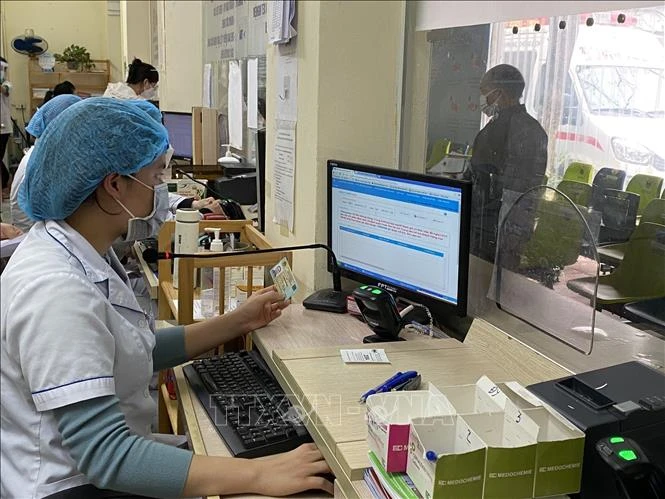 Các cơ sở khám chữa bệnh Bảo hiểm y tế trên toàn quốc bắt đầu triển khai thí điểm sử dụng thẻ căn cước công dân gắn chip thay thẻ BHYT để khám chữa bệnh. Ảnh: TTXVN phát 