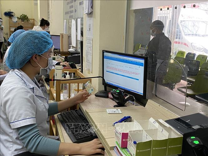 Các cơ sở khám chữa bệnh Bảo hiểm y tế trên toàn quốc bắt đầu triển khai thí điểm sử dụng thẻ căn cước công dân gắn chip thay thẻ BHYT để khám chữa bệnh. Ảnh: TTXVN phát 