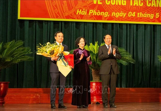 Đồng chí Trương Thị Mai, Ủy viên Bộ Chính trị, Bí thư Trung ương Đảng, Trưởng Ban Tổ chức Trung ương trao quyết định và chúc mừng đồng chí Trần Lưu Quang. Ảnh: TTXVN