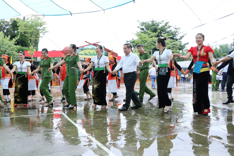 Phó Chủ tịch Thường trực UBND tỉnh Lai Châu Tống Thanh Hải cùng bà con dân tộc xã Khổng Lào múa xòe. Ảnh: Việt Hoàng-TTXVN