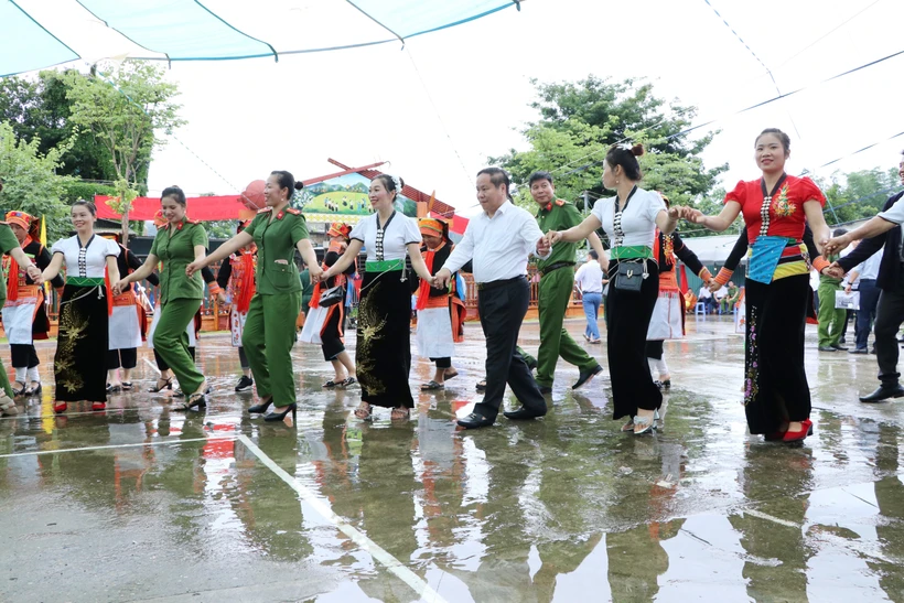 Phó Chủ tịch Thường trực UBND tỉnh Lai Châu Tống Thanh Hải cùng bà con dân tộc xã Khổng Lào múa xòe. Ảnh: Việt Hoàng-TTXVN