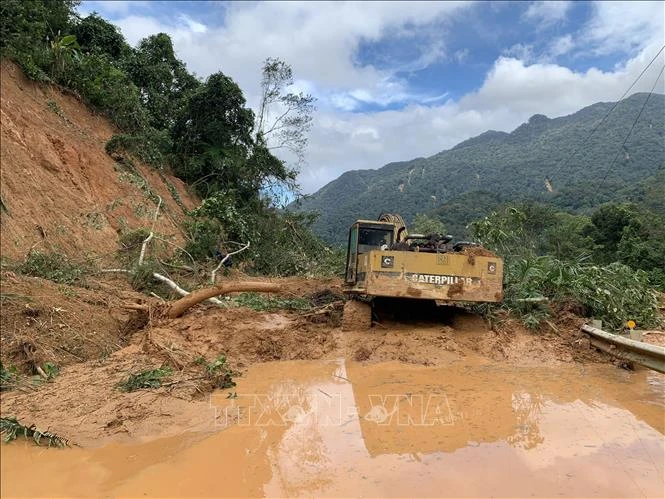 Lực lượng chức năng tập trung xử lý các vị trí đường bị sạt lở. Ảnh: Dư Toán - TTXVN