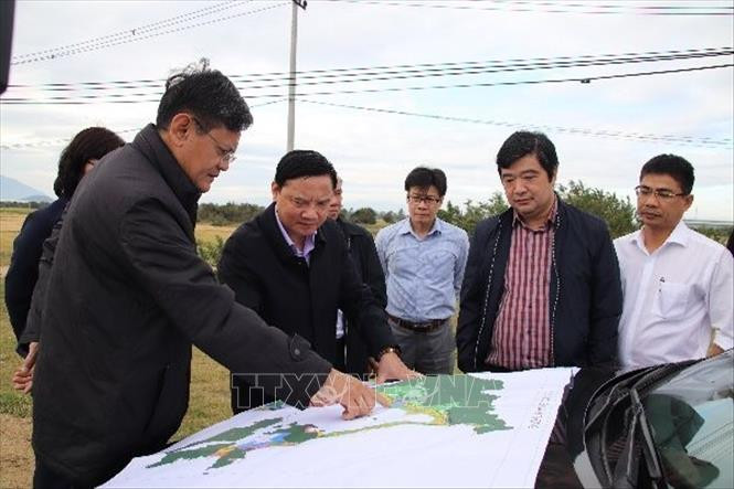 Ông Nguyễn Khắc Định, Bí thư Tỉnh ủy Khánh Hòa cùng lãnh đạo các sở, ban ngành tỉnh khảo sát các Khu công nghiệp tại Khu vực kinh tế Bắc Vân Phong. Ảnh: Thanh Vân- TTXVN