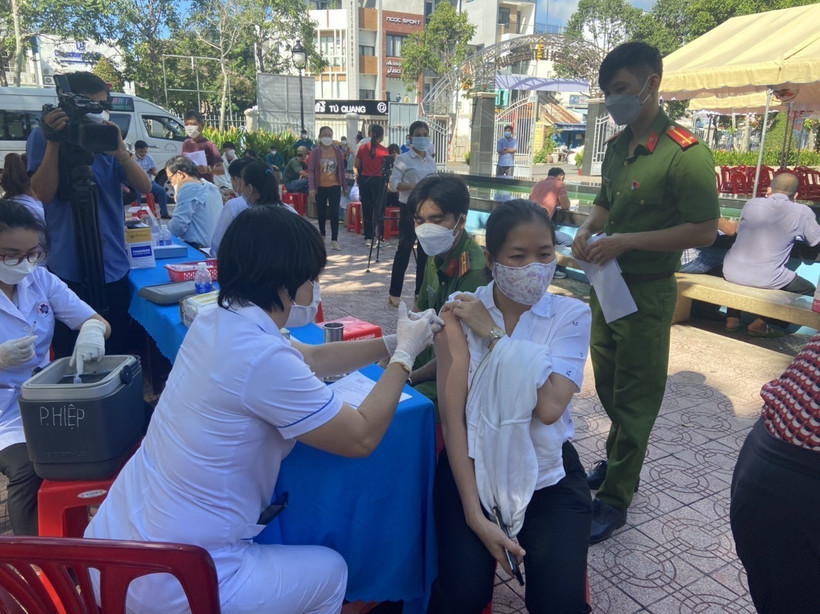 Tiêm vaccine phòng COVID-19 cho người dân trên địa bàn thành phố Bà Rịa. Ảnh: Hoàng Nhị - TTXVN 