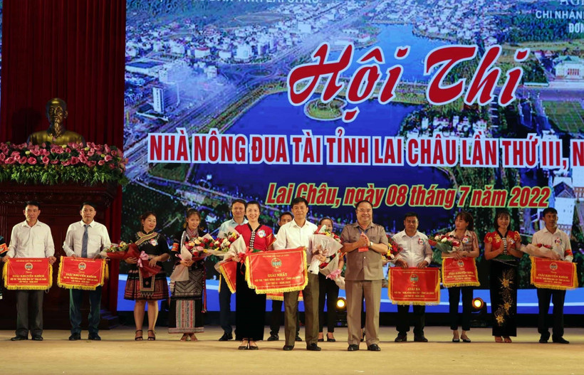 Ban tổ chức trao Giải Nhất toàn đoàn cho Hội nông dân huyện Tân Uyên. Ảnh: Quý Trung – TTXVN 