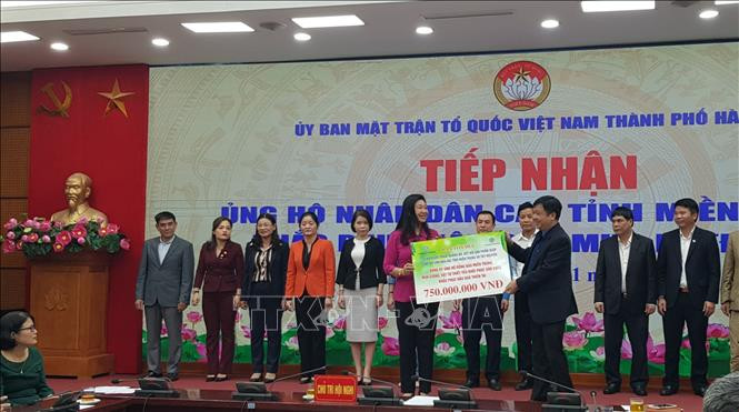 Hà Nội tiếp nhận hơn 59,6 tỷ đồng ủng hộ đồng bào miền Trung khắc phục hậu quả lũ lụt. Ảnh: Phương Anh-TTXVN