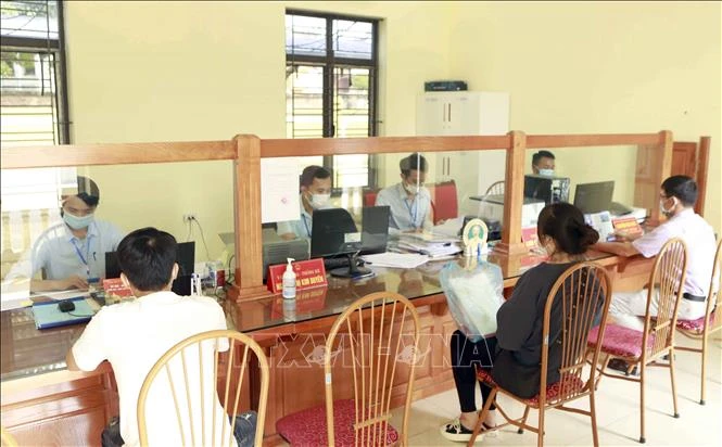 Hoạt động tại bộ phận "một cửa" . Ảnh: Hoàng Hùng - TTXVN 