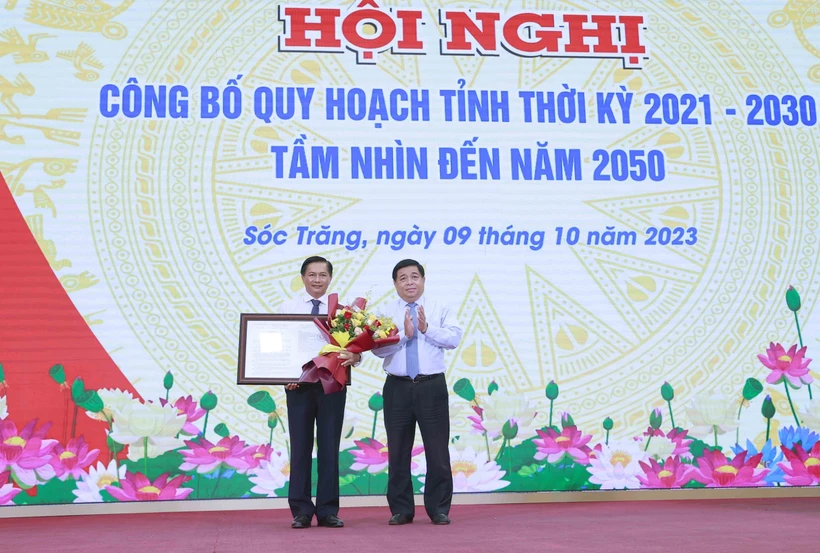 Bộ trưởng Bộ Kế hoạch và Đầu tư Nguyễn Chí Dũng trao Quyết định Quy hoạch tỉnh Sóc Trăng thời kỳ 2021 - 2030, tầm nhìn đến năm 2050. Ảnh: Doãn Tấn - TTXVN 