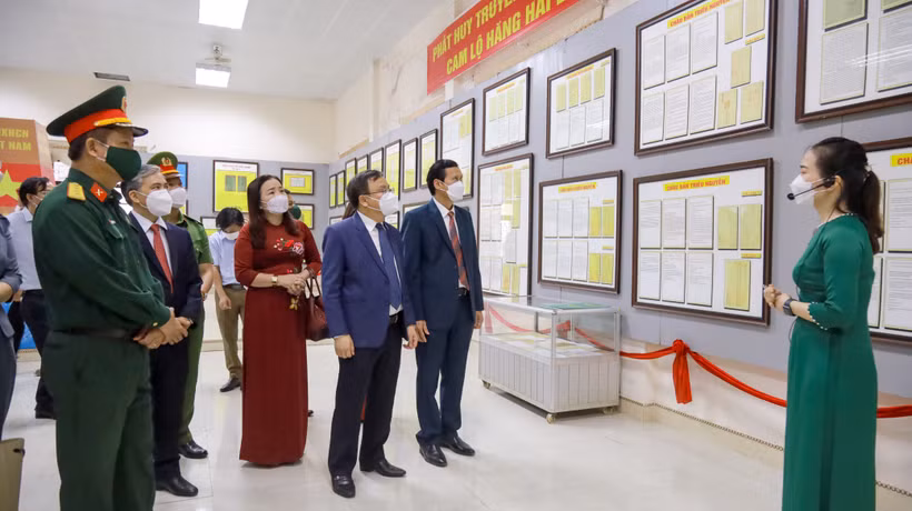 Nhiều bản đồ, hiện vật, tư liệu khẳng định chủ quyền của Việt Nam đối với 2 quần đảo Hoàng Sa và Trường Sa được trưng bày tại triển lãm - Ảnh: baoquangtri.vn