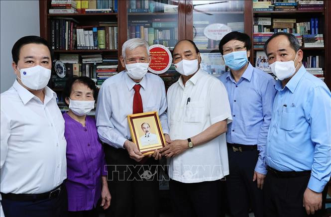 Chủ tịch nước thăm hỏi một số nhà báo.Ảnh: Thống Nhất - TTXVN 
