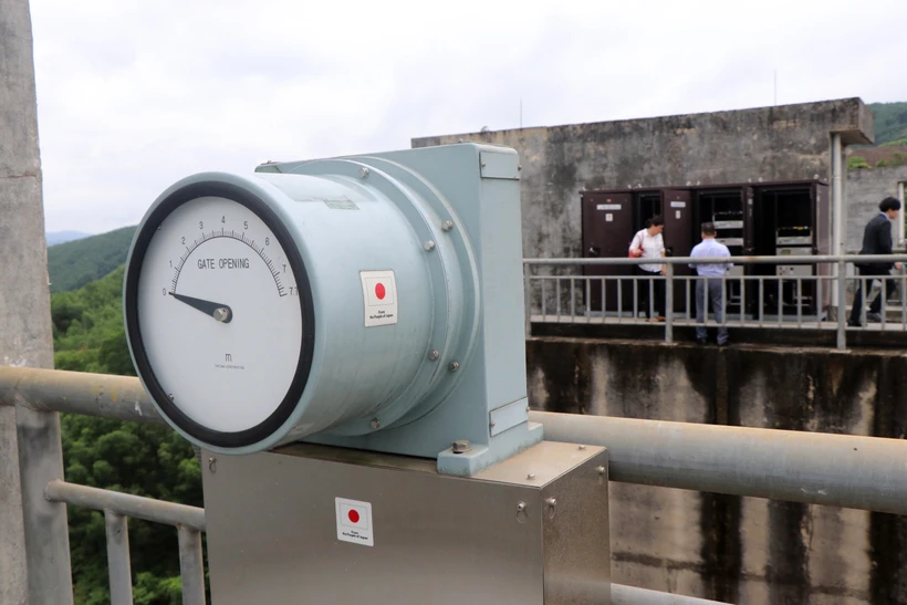Các thiết bị được lắp đặt để đo độ mở cửa đập và đo mực nước thượng lưu đập thủy điện Bình Điền. Ảnh: Đỗ Trưởng - TTXVN 