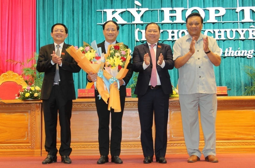 Thường trực Tỉnh ủy Bình Định tặng hoa chúc mừng đồng chí Phạm Anh Tuấn, tân Chủ tịch UBND tỉnh Bình Định. Ảnh: Sỹ Thắng - TTXVN