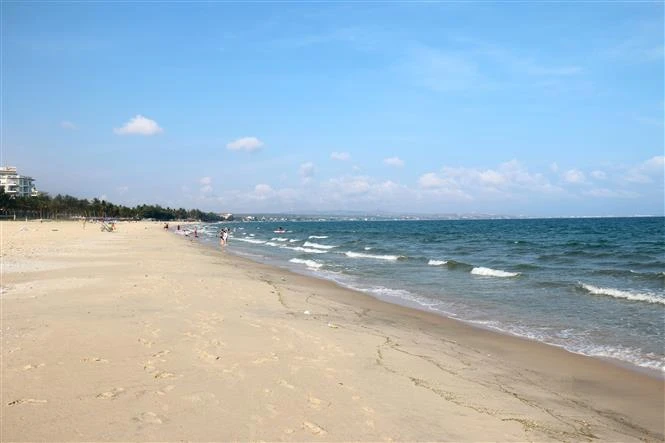 Biển Hàm Tiến – Mũi Né vẫn giữ được nét hoang sơ vốn có với thương hiệu “biển xanh – cát trắng – nắng vàng”. Ảnh: Nguyễn Thanh - TTXVN 