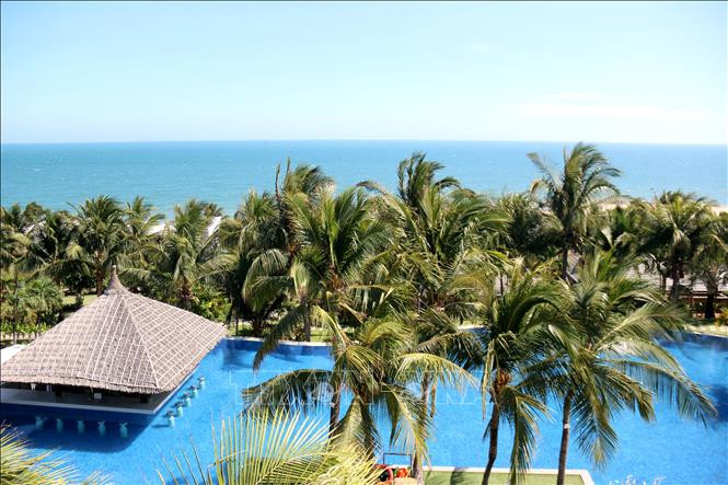 Một khu du lịch cao cấp tại thành phố Phan Thiết với tầm nhìn tuyệt đẹp ra biển Hàm Tiến. Ảnh: Nguyễn Thanh – TTXVN 
