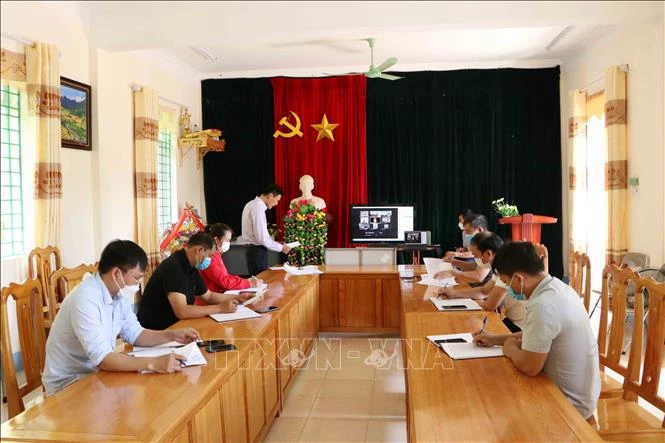 Họp trực tuyến tại xã Bản Giang, huyện Tam Đường, tỉnh Lai Châu. Ảnh: Nguyễn Oanh-TTXVN. 