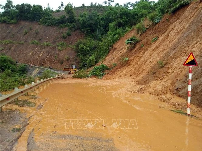 Một điểm sạt lở trên Quốc lộ 37 đoạn qua xã Nà Ớt, huyện Mai Sơn. Ảnh: Hữu Quyết - TTXVN