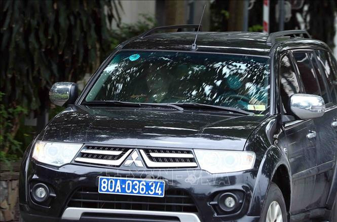 Lực lượng chức năng rời khỏi nhà riêng của cựu Bộ trưởng Y tế Nguyễn Thanh Long sau khi thực hiện nhiệm vụ (Ảnh chụp sáng 7/6/2022). Ảnh: Phạm Kiên - TTXVN 