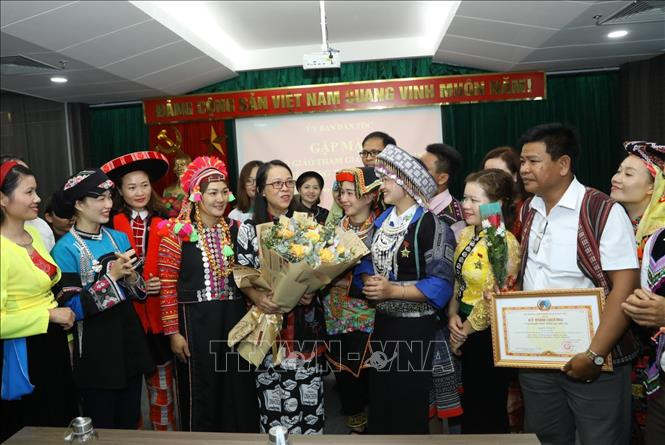 Các đại biểu giáo viên dân tộc thiểu số tặng hoa Thứ trưởng, Phó Chủ nhiệm Ủy ban Dân tộc Hoàng Thị Hạnh tại buổi gặp mặt. Ảnh: Văn Điệp - TTXVN