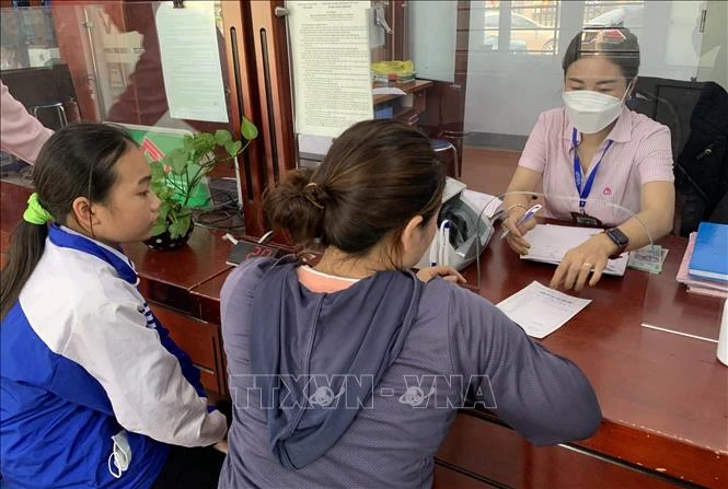 Ngân hàng chính sách huyện Bố Trạch làm thủ tục giải ngân vốn vay cho học sinh, sinh viên. Ảnh: Đức Thọ - TTXVN. 