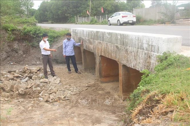 Đập Khe Xai có diện tích lưu vực gần 1 km2, được xây dựng từ năm 1989 đã bị nứt gãy, gây thẩm thấu nước qua thân đập. Ảnh: Hoàng Ngà - TTXVN 