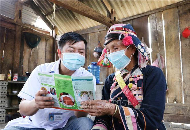 Cán bộ y tế Trạm Y tế xã Huổi Luông, huyện Phong Thổ, tỉnh Lai Châu xuống các bản tuyên truyền cho bà con về chính sách y tế, phòng chống bệnh tật. Ảnh: Nguyễn Oanh-TTXVN