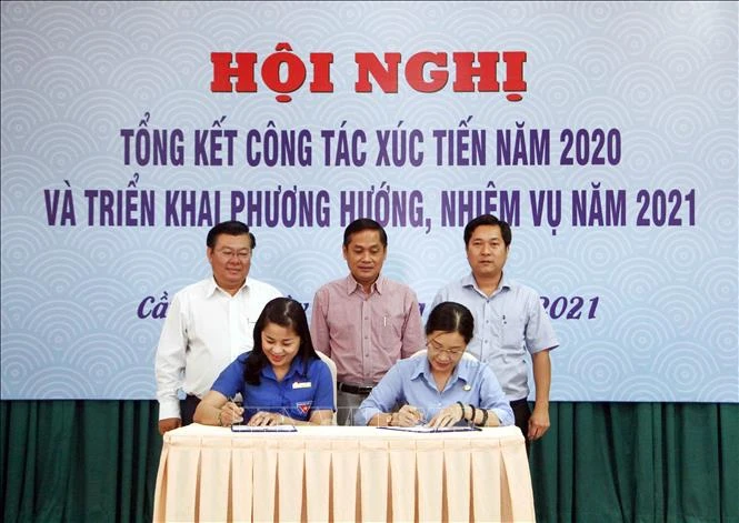 Ký kết Chương trình hợp tác giữa Trung tâm Xúc tiến Đầu tư – Thương mại và Hội chợ triển lãm Cần Thơ và Thành Đoàn Cần Thơ. Ảnh: Thanh Liêm - TTXVN
