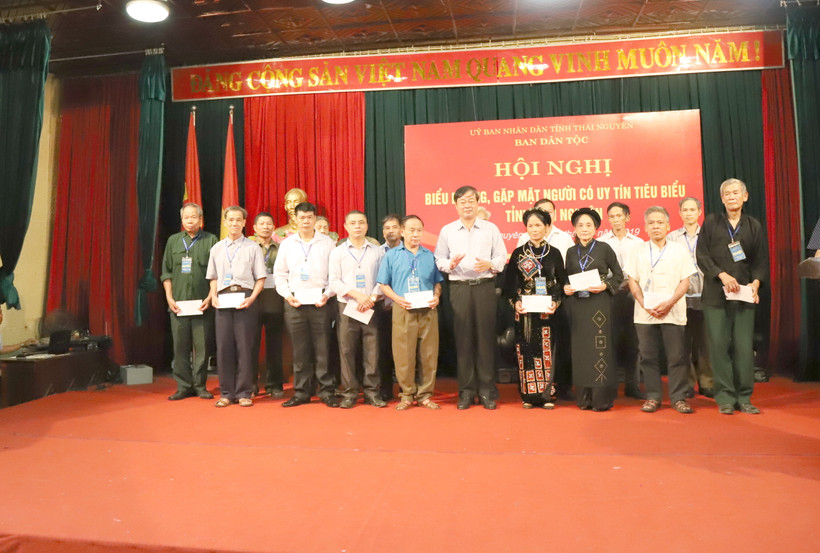 Trao quà cho người có uy tín tiêu biểu có thành tích xuất sắc. Ảnh :thainguyen.gov.vn