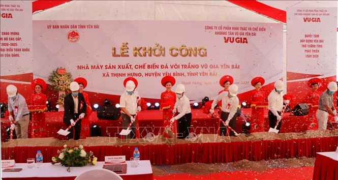 Lãnh đạo tỉnh Yên Bái cùng các đại biểu thực hiện nghi lễ động thổ khởi công xây dựng nhà máy. Ảnh: Tuấn Anh-TTXVN