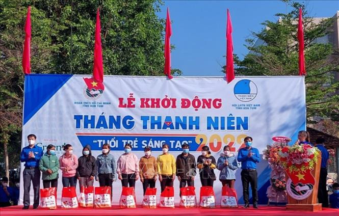 Tỉnh đoàn Kon Tum tặng "Túi an sinh" hỗ trợ cho người dân có hoàn cảnh khó khăn tại khu vực biên giới huyện Ngọc Hồi, tỉnh Kon Tum. Ảnh: Khoa Chương - TTXVN 