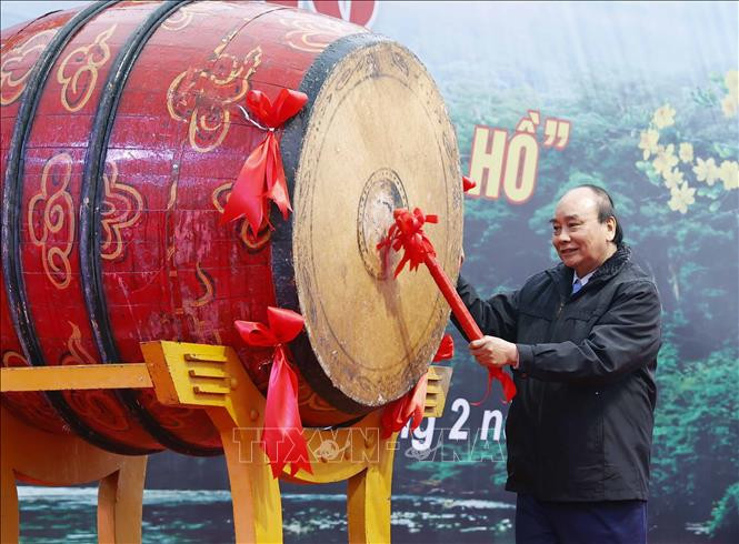 Chủ tịch nước Nguyễn Xuân Phúc đánh trống phát động Tết trồng cây tại Phú Thọ. Ảnh: Thống Nhất – TTXVN 