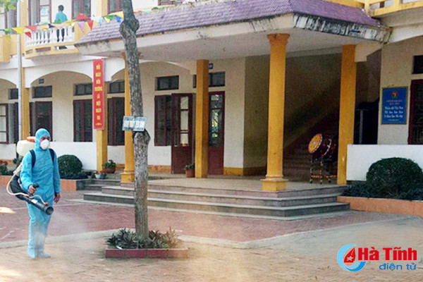 Cán bộ Trung tâm YTDP huyện Nghi Xuân - Hà Tĩnh phun hóa chất Cloramin B khử trùng tại Trường Tiểu học Xuân Mỹ. Ảnh: baohatinh.vn