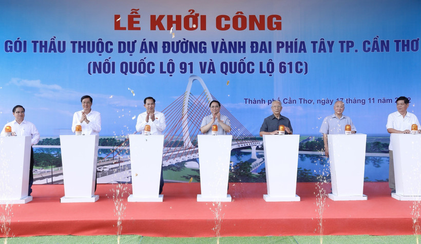 Thủ tướng Phạm Minh Chính và các đại biểu thực hiện nghi lễ khởi công dự án. Ảnh: Dương Giang-TTXVN 
